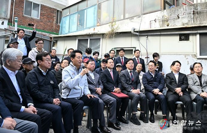 오세훈 서울시장은 24일 오전 국민의힘 지도부와 ‘노원구 상계5 재정비촉진구역’을 방문해 주민들과 의견을 나누고 있다.