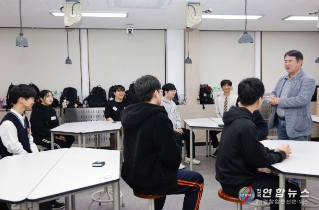 이정선 광주시교육감이 23일 전남대에서 진행한 ‘꿈꾸는 공작소’ 프로그램에 참여한 학생들을 격려하고 있다