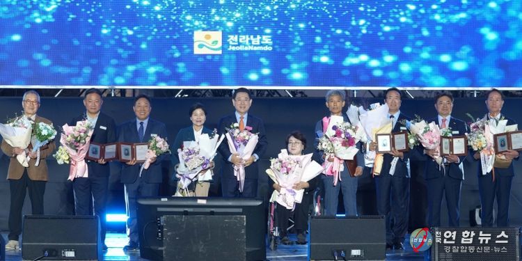 김영록 전라남도지사가 24일 도청 OK도민광장에서 열린 ‘제29회 전라남도 도민의 날’ 기념행사에 참석해 자랑스러운 전남인 상을 시상하고 기념촬영을 하고 있다.