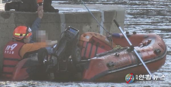 가평소방서, 신청평대교 아래 빠진 50대 남성 신속 구조