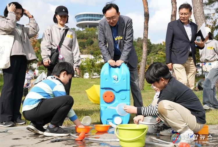 윤병태 나주시장이 빛가람동 호수공원에서 열린 ‘플레이데이’ 행사에 참석해 어린이들의 활동 모습을 지켜보고 있다.