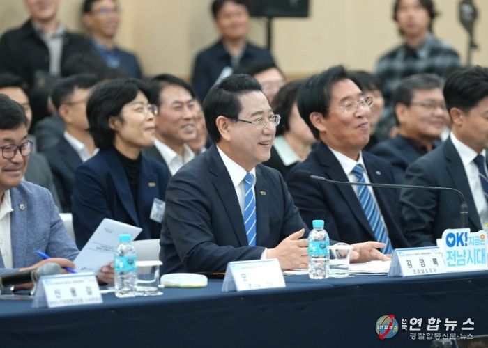 김영록 전라남도지사가 28일 함평 어울림커뮤니티센터에서 열린 ‘함평군 정책비전 투어’행사에 참석해 인사말을 하고 있다.