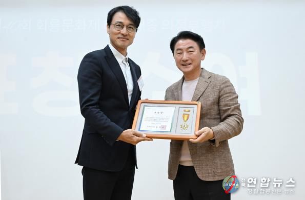 김동근 시장이 10월 28일 ‘제40회 회룡문화제 성과공유회’에서 ‘태조‧태종 의정부행차’에 참여했던 배우 정의갑 씨에게 표창장을 수여한 뒤 함께 기념사진을 찍고 있다.