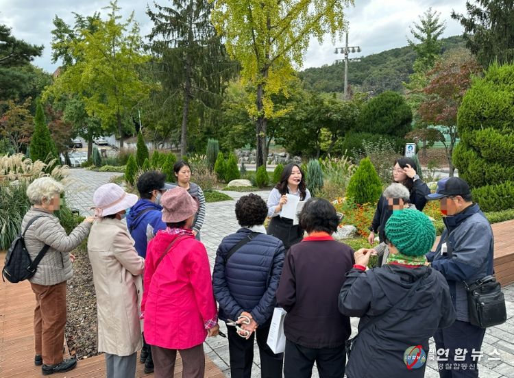 1. 천안시가 29일 단국대병원 정원에서 치매예방을 위한 원예활동을 진행하고 있다.