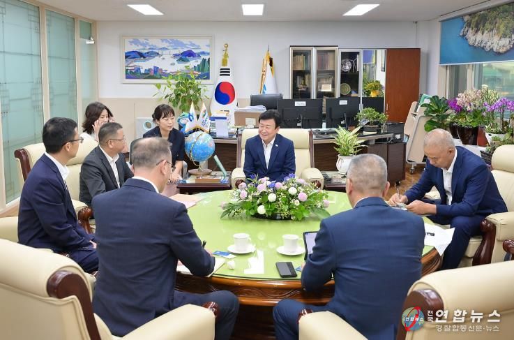 지난 9월 15일 정기명 여수시장이 중국 리수이시 인민정부 주화평 부시장과 간부 공무원들을 초청해 팸투어를 진행하고 리수이시 대표단의 2026여수세계섬박람회 참가를 요청하고 있다.