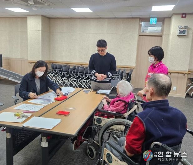 지난 30일 민생회복 소비쿠폰 TF팀이 시립노인요양센터를 방문해 입소 어르신을 대상으로 민생회복 소비쿠폰 신청을 지원하고 있다.