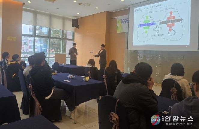 광주시교육청이 30일 국립중앙과학관에서 진행한 AI 체험 캠프에서 참가 학생들이 드론에 대해 실습하고 있다.