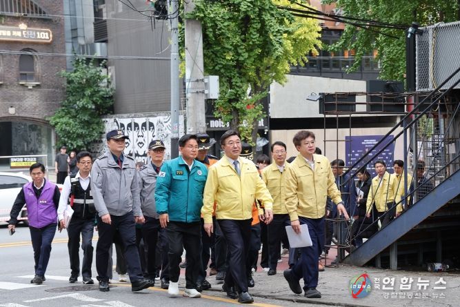 홍대 일대 안전 관리 실태를 점검하는 윤호중 행정안전부 장관과 박강수 마포구청장