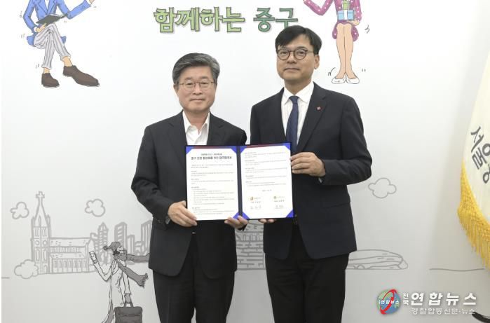 김길성 중구청장(왼쪽)과 김종환 롯데백화점 본점장(오른쪽)