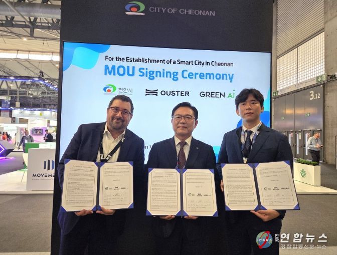 지난 5일(현지시간) 스마트시티 엑스포 월드 콩그레스(SCEWC) 전시장 내 ‘천안관(Cheonan Pavilion)’에서 김석필 천안시장 권한대행 부시장과 이타이 다돈 Ouster 부사장, 하순태 ㈜그린에이아이 대표가 협약을 체결 후 기념촬영을 하고 있다.
