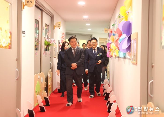 박승원 광명시장이 6일 ‘시립더헤리티지어린이집’ 내부를 둘러보고 있다.