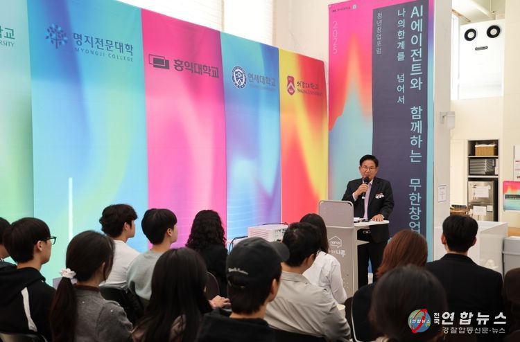 박강수 마포구청장이 청년들에게 응원의 말을 전하고 있다.