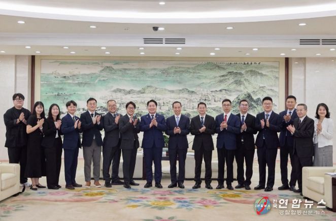 동관시 방문 기념 단체사진