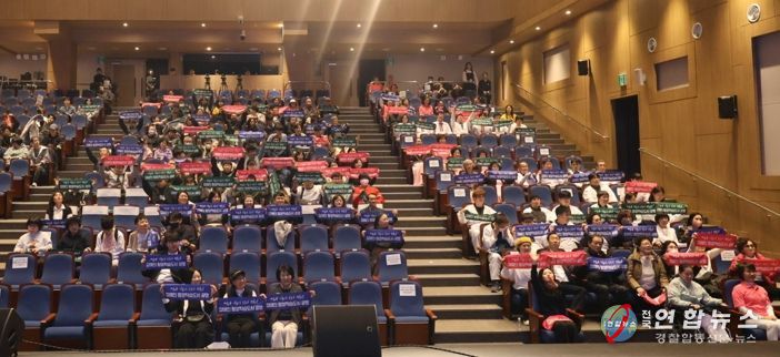 지난 7일 광명평생학습원과 광명극장 일대에서 열린 ‘2025년 광명시 장애인 평생학습 성과공유회’ 참석자들이 기념사진을 촬영하고 있다.