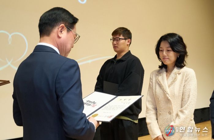 1. 김석필 천안시장 권한대행 부시장이 10일 김소정 씨에게 다자녀 모범가정 충청남도지사 표창을 전달하고 있다.