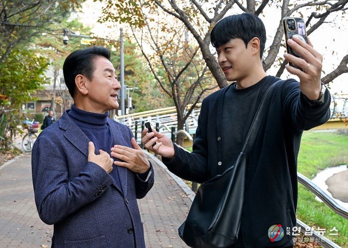 김동근 시장이 11월 6일 ‘민생속으로’의 일환으로 시민 크리에이터 홍상원 씨와 소통하고 있다.