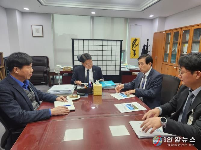 충주시 2026년 정부예산 확보에 총력 기울여(오른쪽에서 두번째 조길형 시장이 가운데 이재관 예결위 소위원과 예산 반영 관련 면담을 하고 있다)