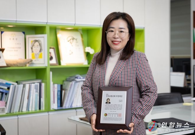 강혜숙 시의원이 ‘2025 한국선진교통문화 의정대상’ 상패를 들고 기념촬영을 하고 있다.