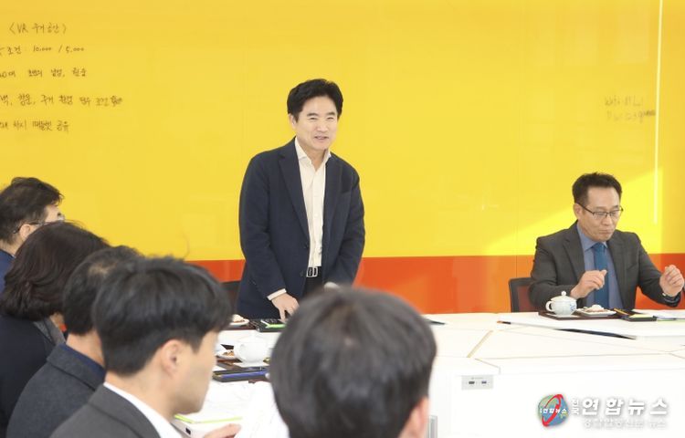 김대중 전남교육감과 해룡중학교 교육가족들이 ‘AI기반 교육과 인성교육 조화 방안’을 주제로 차담회를 하고 있다.