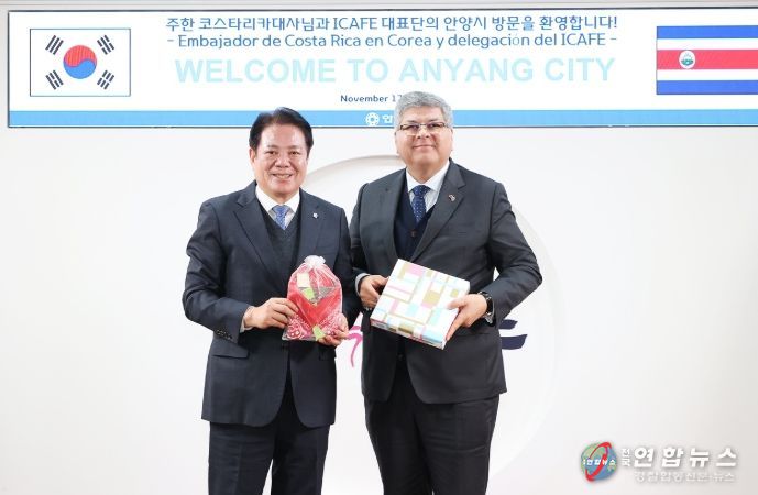 최대호 안양시장(왼쪽) 호르헤 발레리오 주한 코스타리카대사(오른쪽)