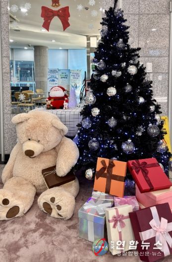 광명시 철산3동 행정복지센터는 연말연시를 맞아 주민들이 따뜻하고 희망찬 분위기 속에서 민원 서비스를 이용할 수 있도록 청사 내·외부에 크리스마스 장식을 설치했다고 19일 밝혔다.