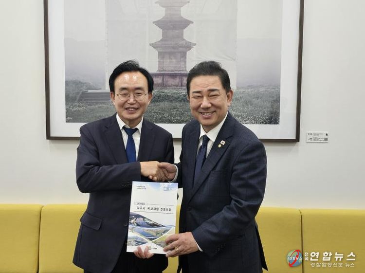 윤병태 나주시장(왼쪽)이 지난 24일 김병기 더불어민주당 원내대표(오른쪽)와 면담을 갖고 2026년 국고 지원 사업 설명하고 지원을 요청했다.