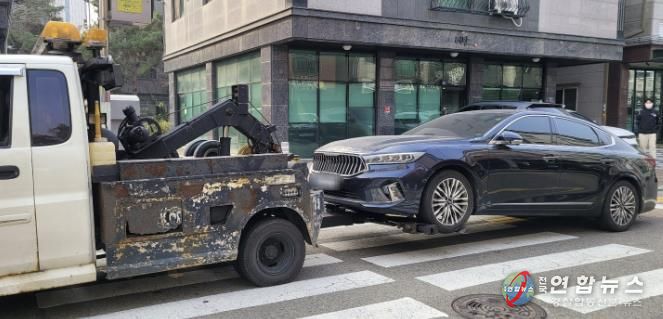 24일 경기도 조세정의과와 함께 고액·상습 지방세 체납자를 대상 가택수색으로 압류한 자동차