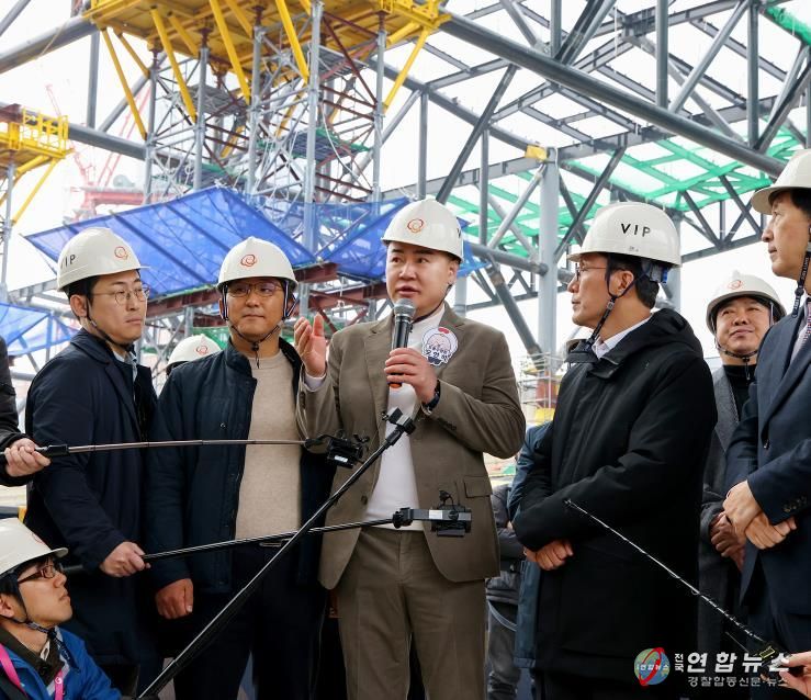오언석 도봉구청장(가운데)이 김민석 국무총리(오른쪽에서 두 번째)에게 지역 요청사항에 대해 말하고 있다