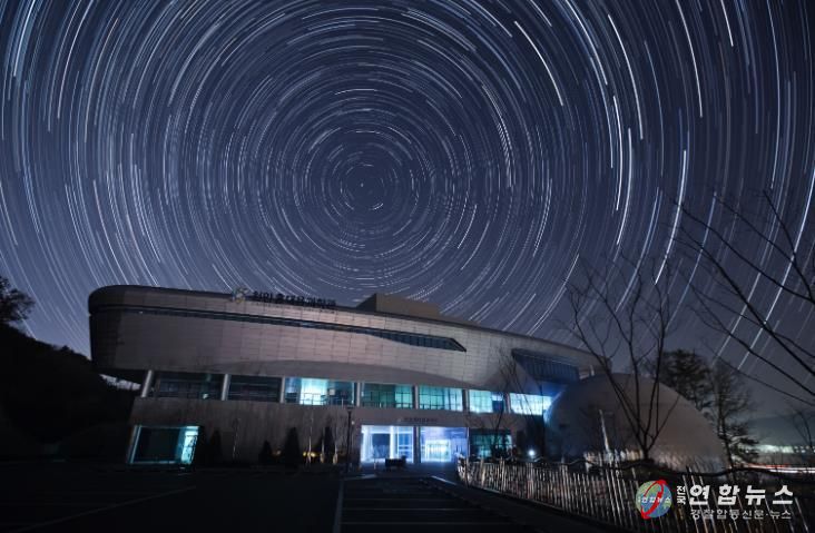 천안홍대용과학관 야간 모습.