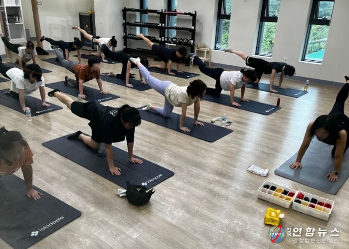 지난 27일 소하건강생활지원센터에서 '건강채움 운동교실' 교육이 진행되고 있다.