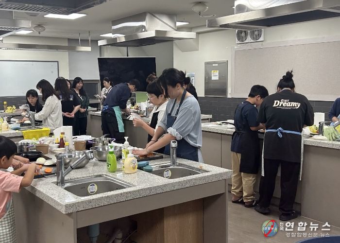 지난 27일 평생학습원 공유부엌에서 '내가 만드는 샌드위치 도시락' 영양교육이 진행되고 있다.