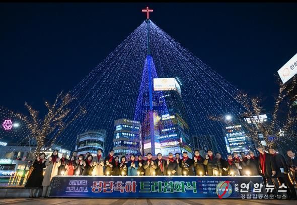 김동근 시장이 11월 28일 의정부역 동부광장에서 열린 성탄트리 점화식에서 참석자들과 기념사진을 찍고 있다.