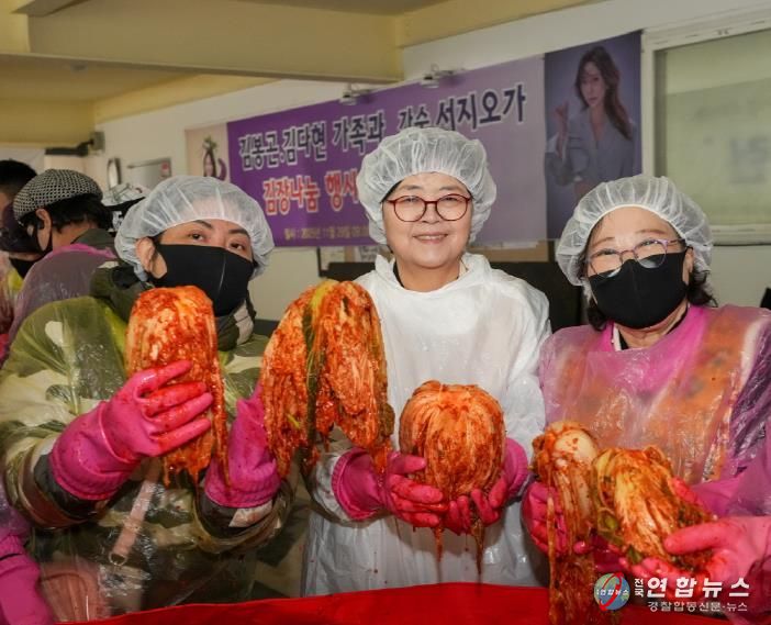 이순희 강북구청장이(왼쪽 두 번째) 봉사자들과 김장나눔 행사 기념촬영을 하고 있다