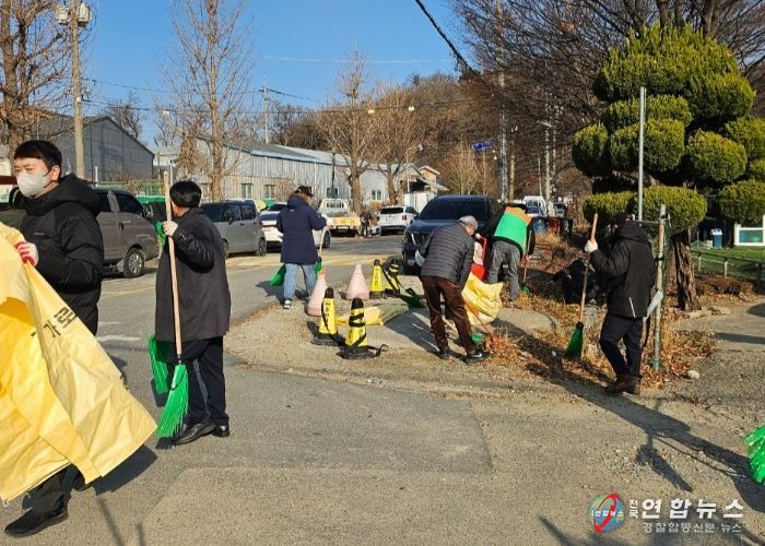 광명시 학온동 행정복지센터는 지난 2일 쾌적하고 깨끗한 마을 환경 조성을 위해 이면도로와 빗물받이 낙엽 청소를 실시했다.
