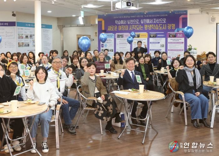 박승원 광명시장이 지난 3일 평생학습원에서 열린 '리(Re):본 광명시대 프로젝트' 성과공유회에 참석해 광명자치대학교 졸업생으로 구성된 5개 실천단과 기념사진을 촬영하고 있다.