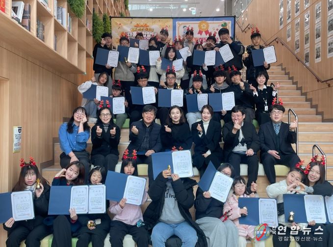 1. 발달장애 청소년들과 함께하는 채움별합창단이 해단식을 진행하고 있다.