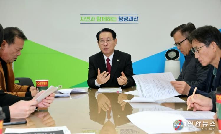 8일 괴산군청 브리핑룸에서 송인헌 군수가 민생안전지원금 지급 계획을 발표하고 있다