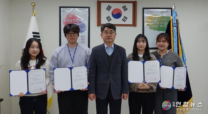 천안도시공사 1기 체험형 인턴이 활동을 마치고 수료증을 받고 있다.