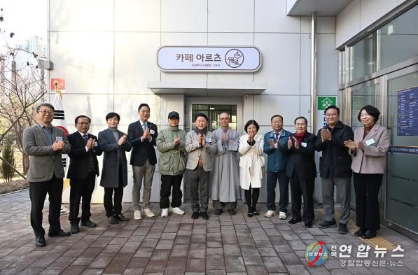 김동근 시장이 12월 8일 송산3동 공공복합청사 1층 주민 공유공간 개소식에서 관계자들과 기념사진을 찍고 있다.