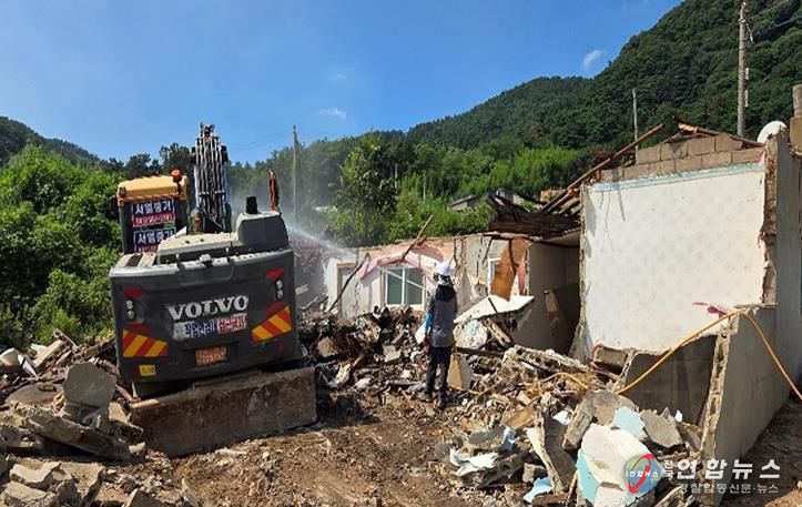 서산시가 올해 빈집 정비사업을 통해 인지면 일원 빈집을 철거하는 모습