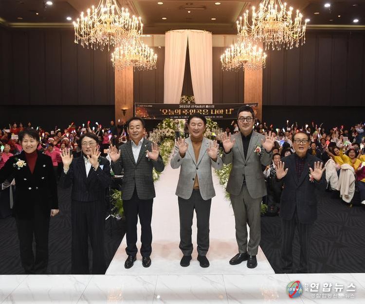 김동근 시장이 12월 11일 신곡노인종합복지관(관장 최윤형)의 송년발표회 ‘신곡 흥선 페스타’에서 참석자들과 기념사진을 찍고 있다.