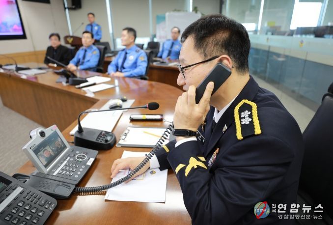 제11대 박재화 청장이 3005함장과 화상통화를 진행 중이다.