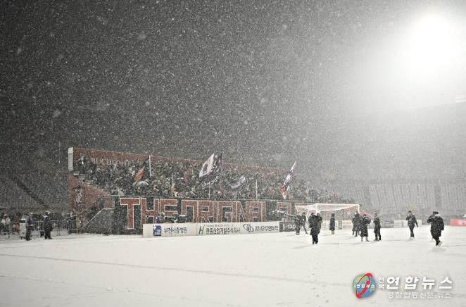 이달 4일, 부천FC1995의 승강 PO 1차전이 폭설로 연기된 후에도 헤르메스가 자리를 지키며 응원하고 있다.