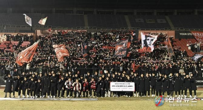 부천FC1995 K리그1 승격을 축하하며 선수단과 헤르메스가 단체 기념사진을 촬영했다.