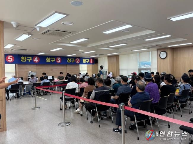 (홍성군, 민생회복 소비쿠폰 집행 우수 지자체 선정)_지난 7월 소비쿠폰 신청 현장