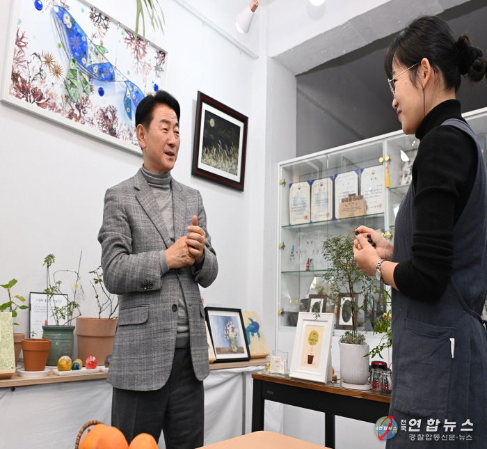 김동근 시장이 12월 17일 ‘빛날화 꽃공방’을 방문해 정인화 작가와 이야기를 나누고 있다.