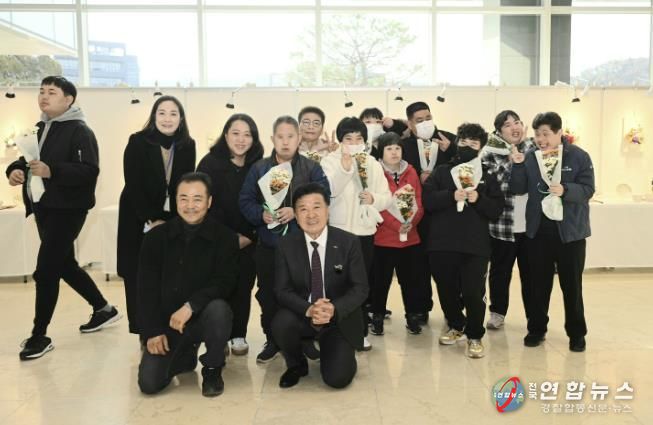 ‘모일 사람들’ 발달장애인 작품전시회 기념촬영 모습
