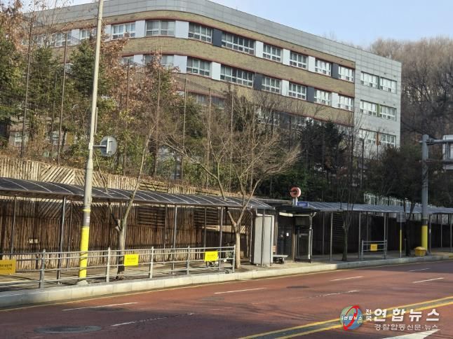 차양 시설이 설치된 중일초 인근 통학로