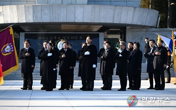 오세훈 서울시장이 1일(목) 현충원에 참배 뒤 순국 선열과 호국 영령에 대해 경례하고 있다.