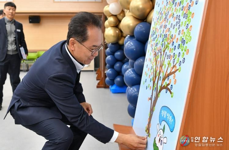 엄태현 영주시장 권한대행이 청념 약속 캠페인에 참여하고 있다